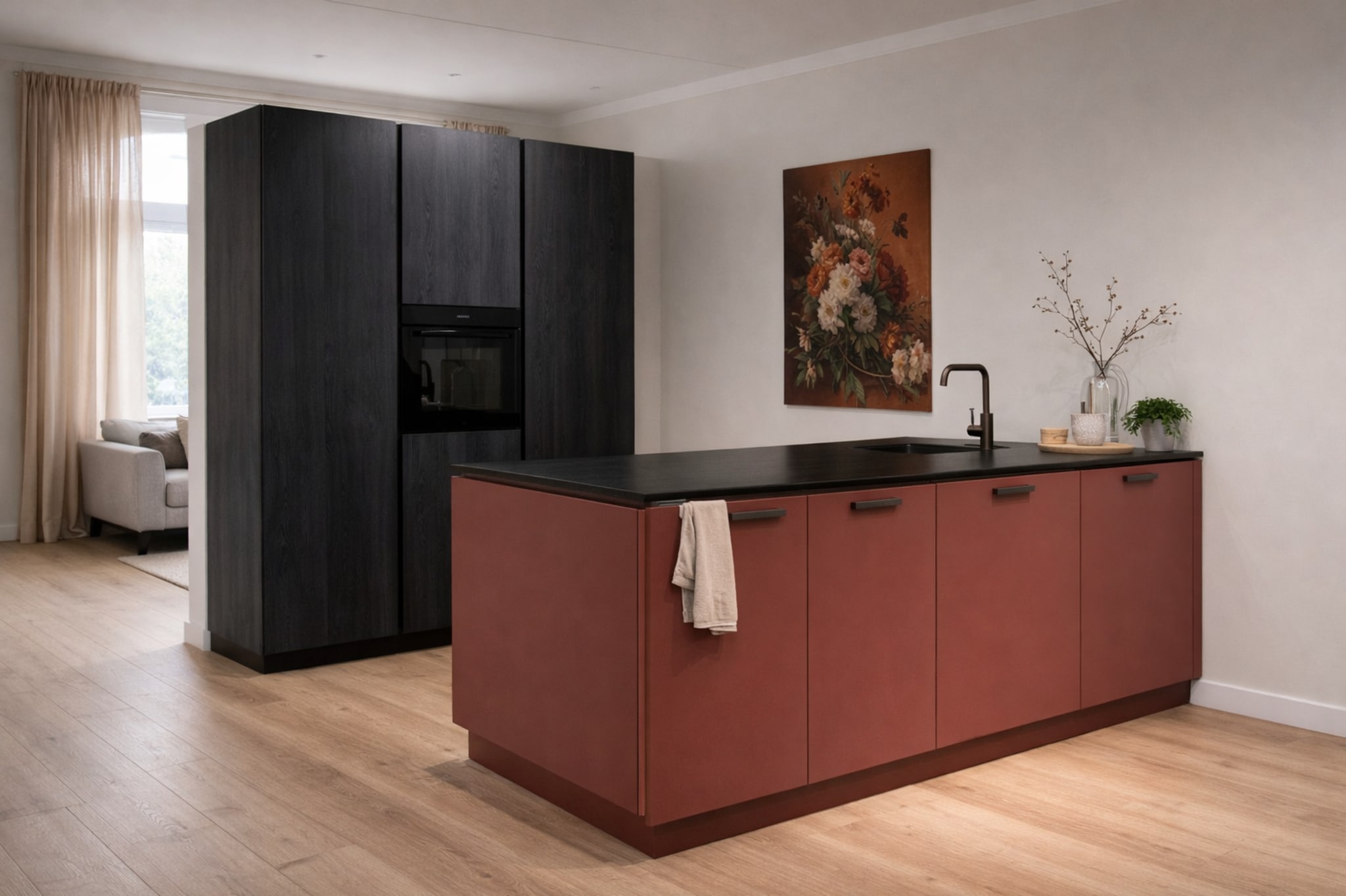 Modern chique keuken met mat bruin kookeiland, zwart keramiek werkblad en donkere kastenwand.
