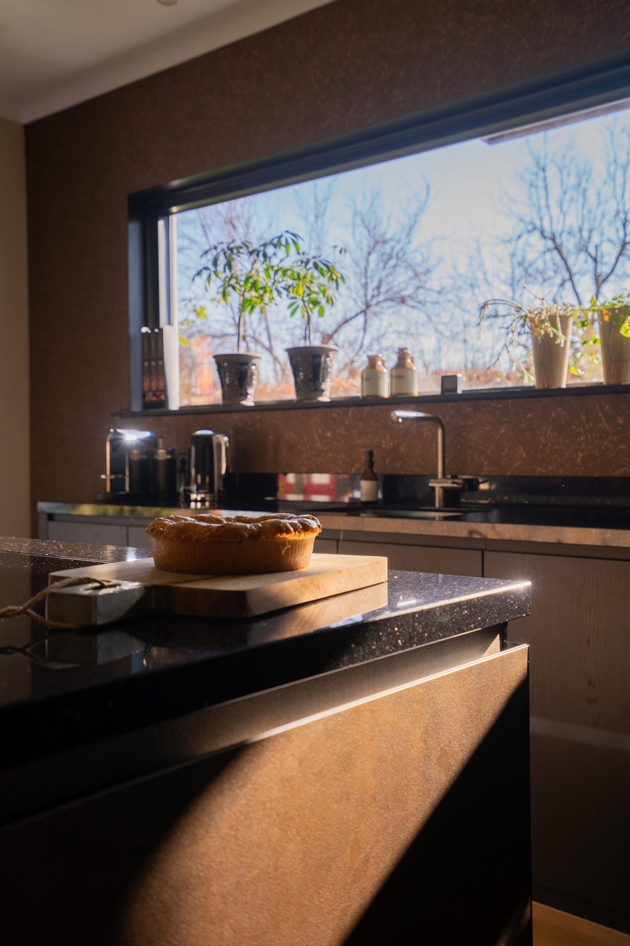 Verse taart op een houten plank op het kookeiland