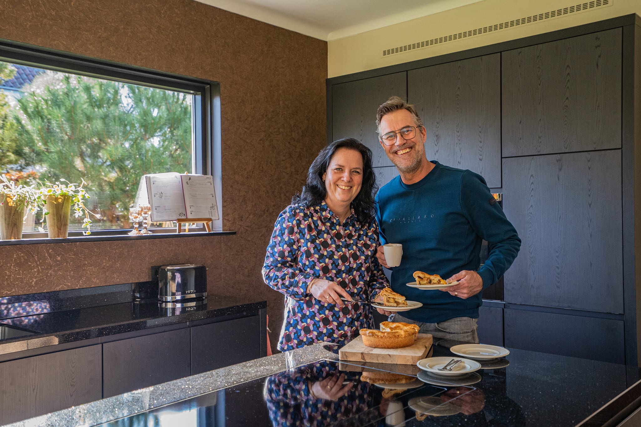 Warme donkere keuken met kookeiland voor Rick en Bianca