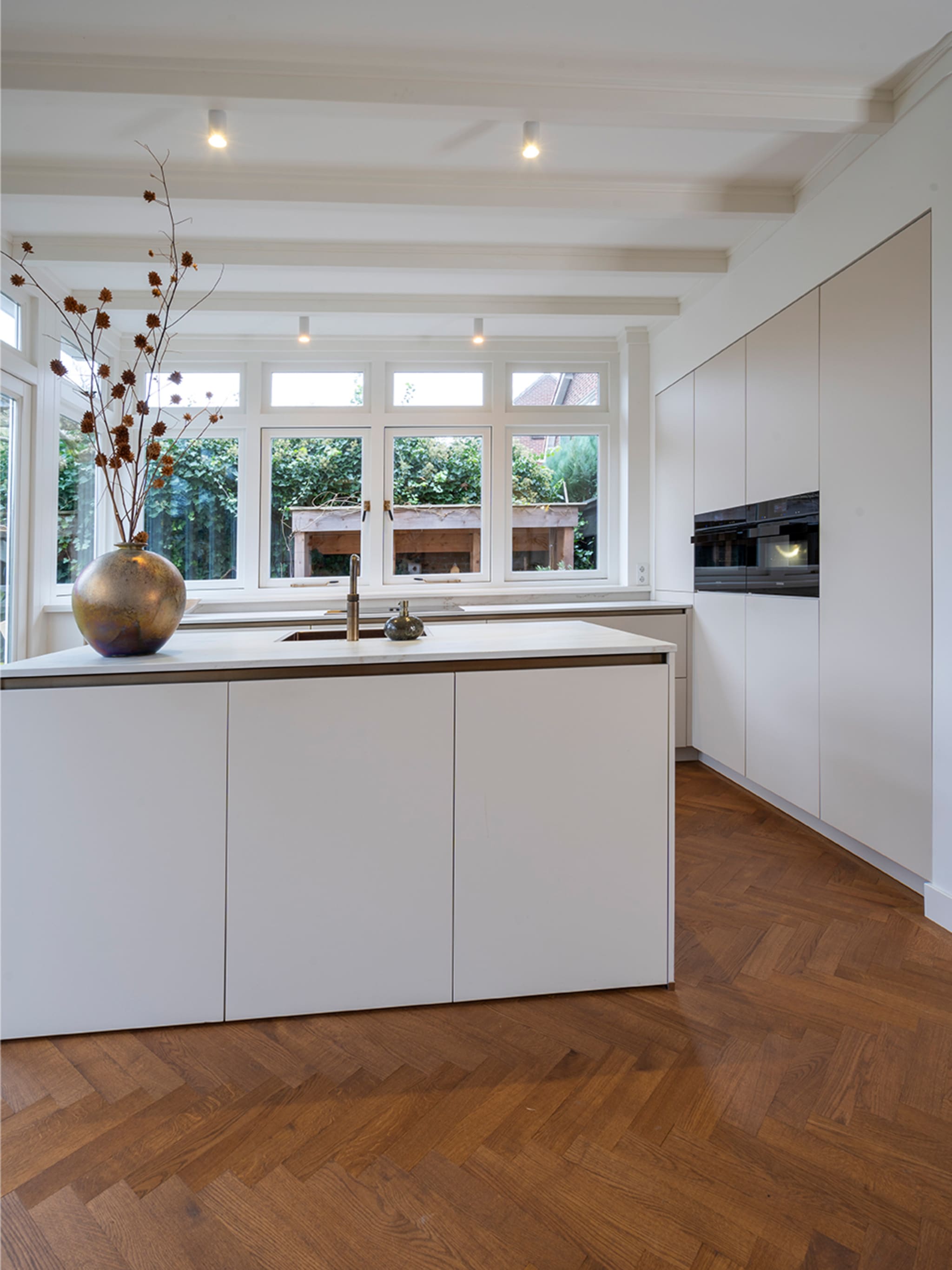 Ruime lichte keuken met natuurlijke materialen