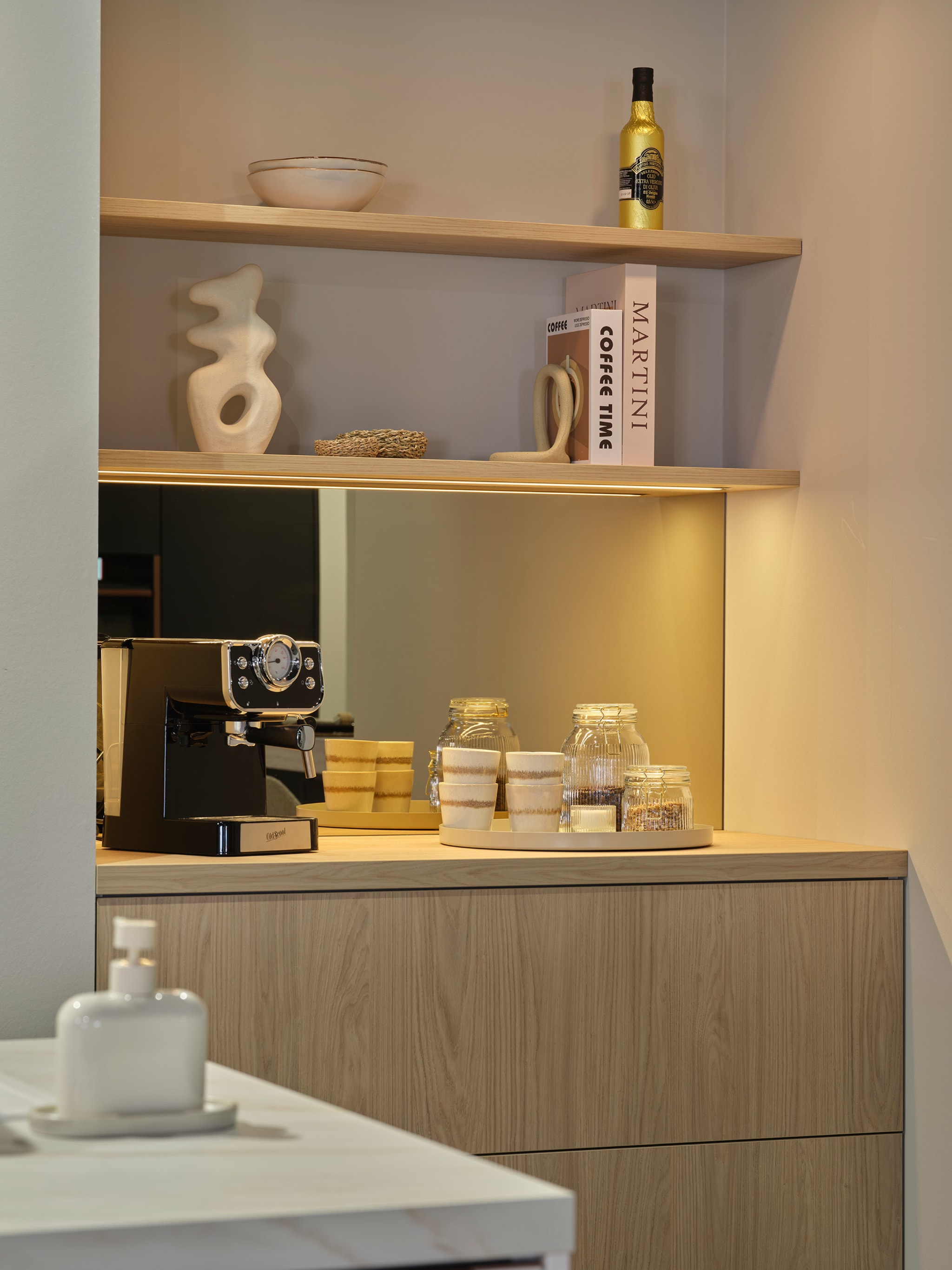 Een Scandi modern Kitchen4All keuken met houten fronten en een greeploze afwerking, perfect voor een Japandi stijl.