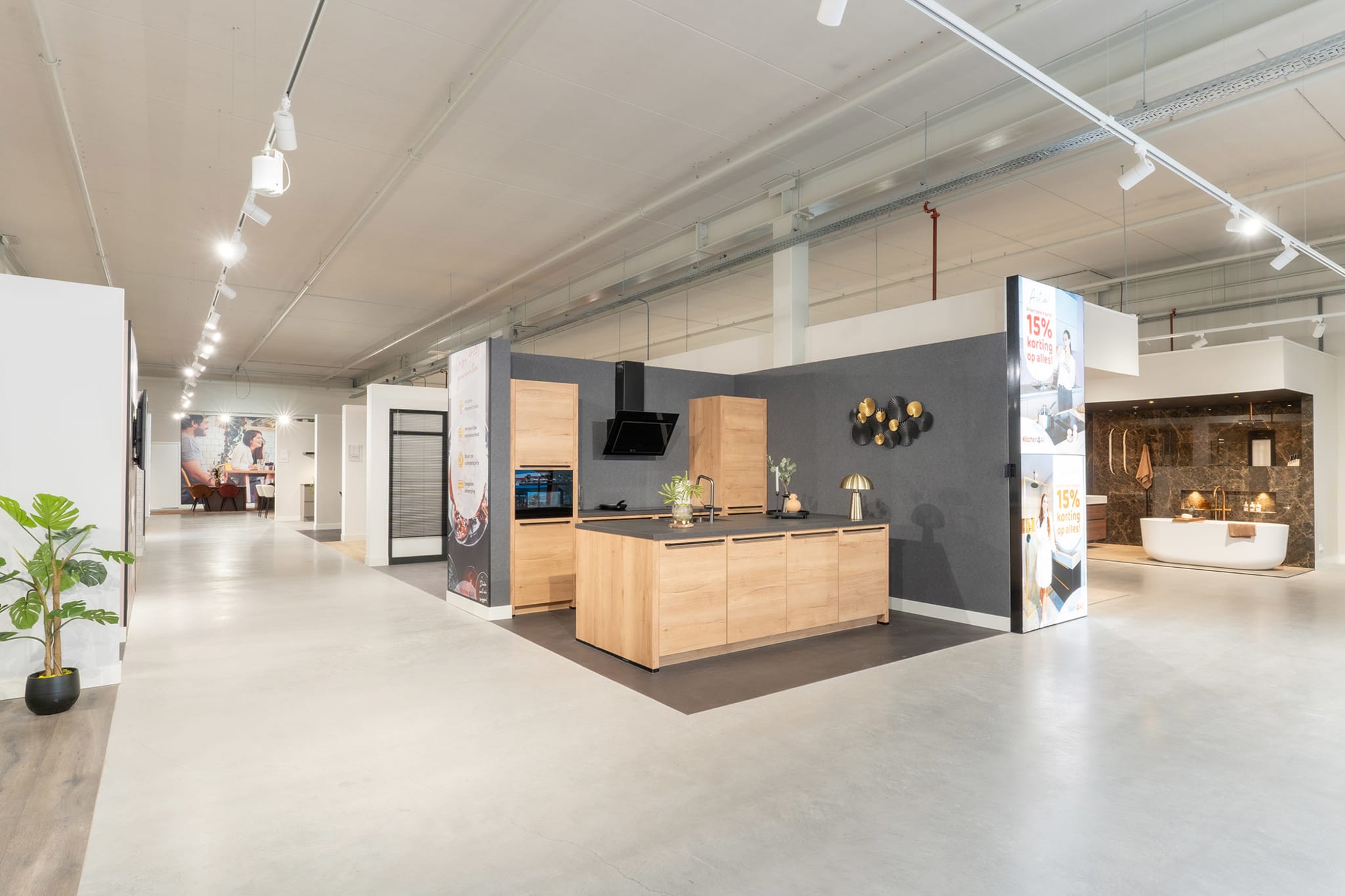 Eikenhouten keukeneiland tegen een donkergrijze wand in de Kitchen4All-winkel
