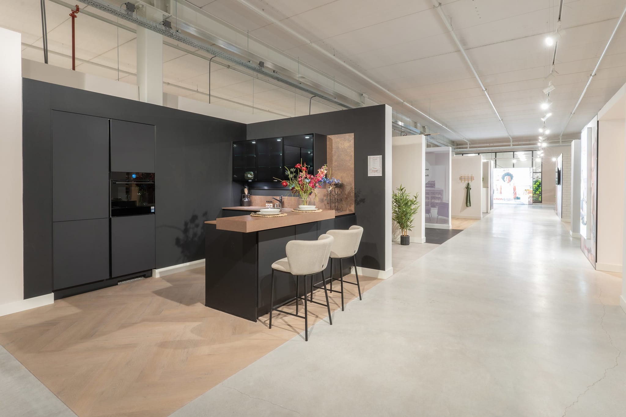 Matzwarte designkeuken in de Kitchen4All-winkel