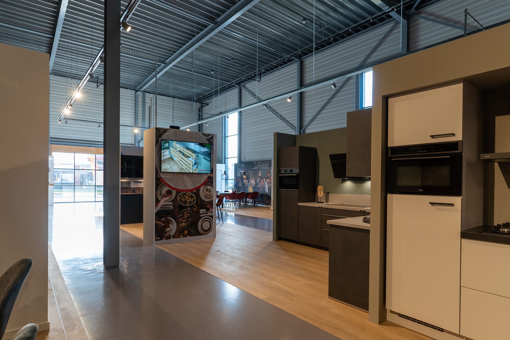 Keukenopstellingen met beige en bruine fronten in een ruime Kitchen4All-winkel