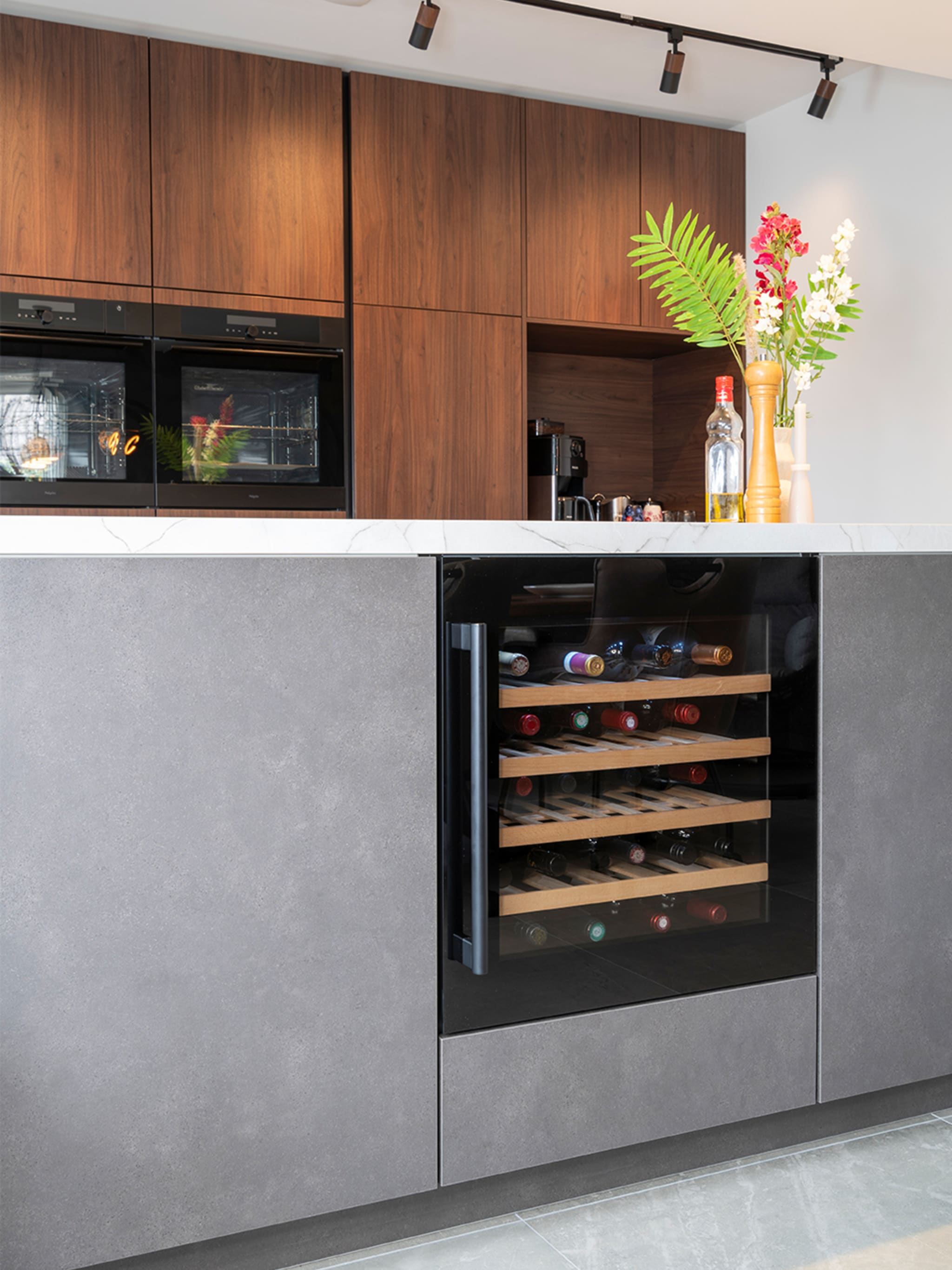 Wijnklimaatkast als stijlvol detail in de keuken van familie Vial