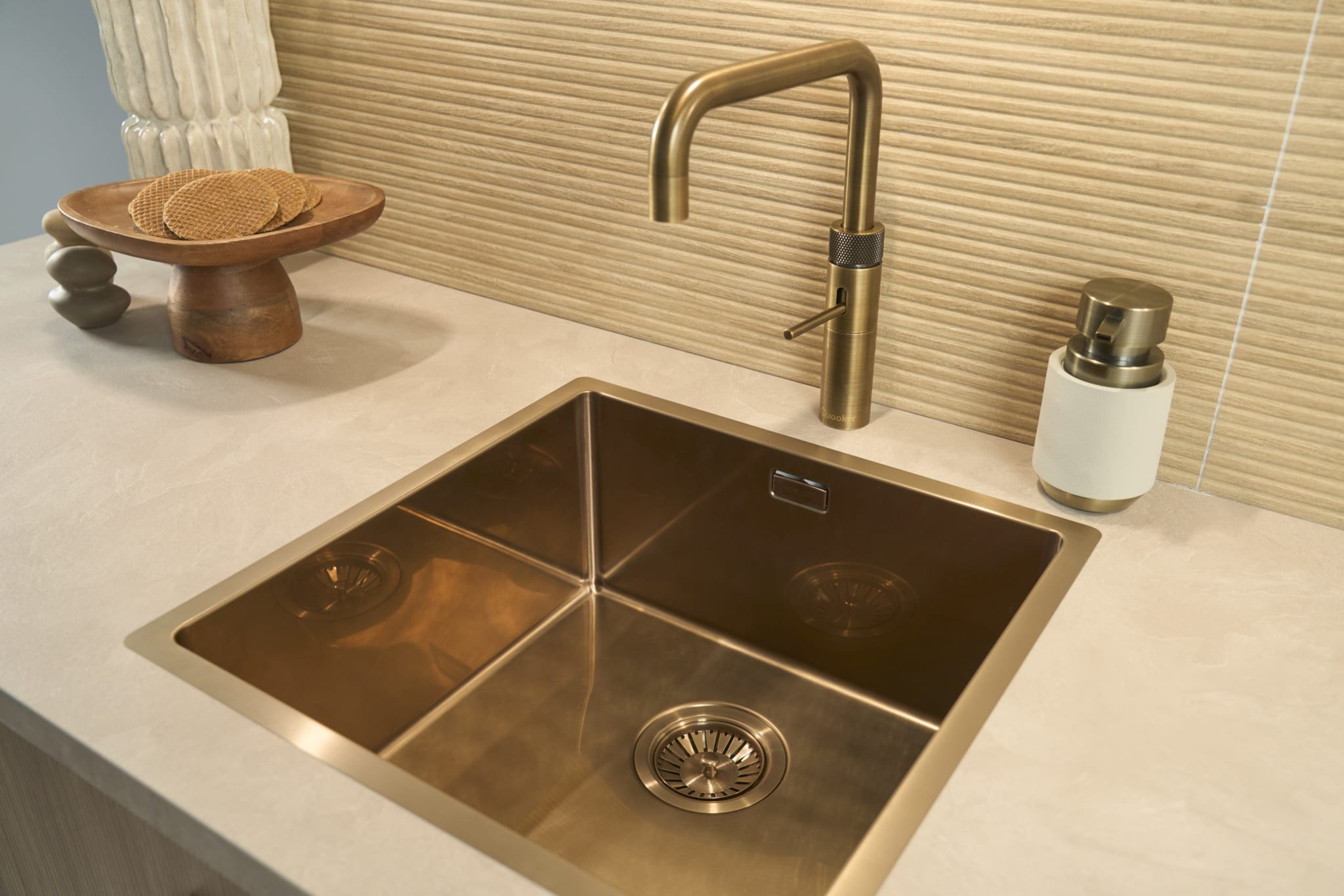 Japandi keuken met messing spoelbak en betonlook werkblad