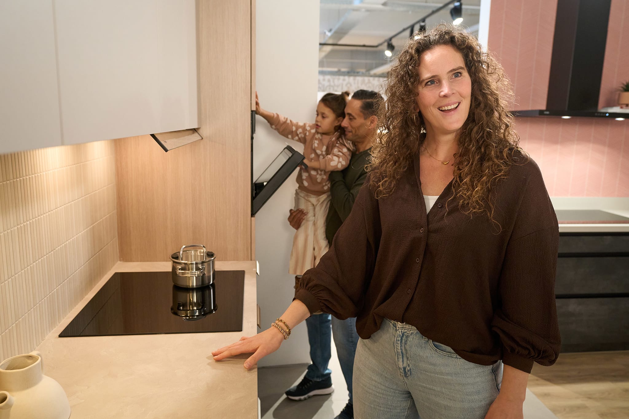 Adviseur en klanten tijdens een inspiratiebezoek in de Kitchen4All-winkel