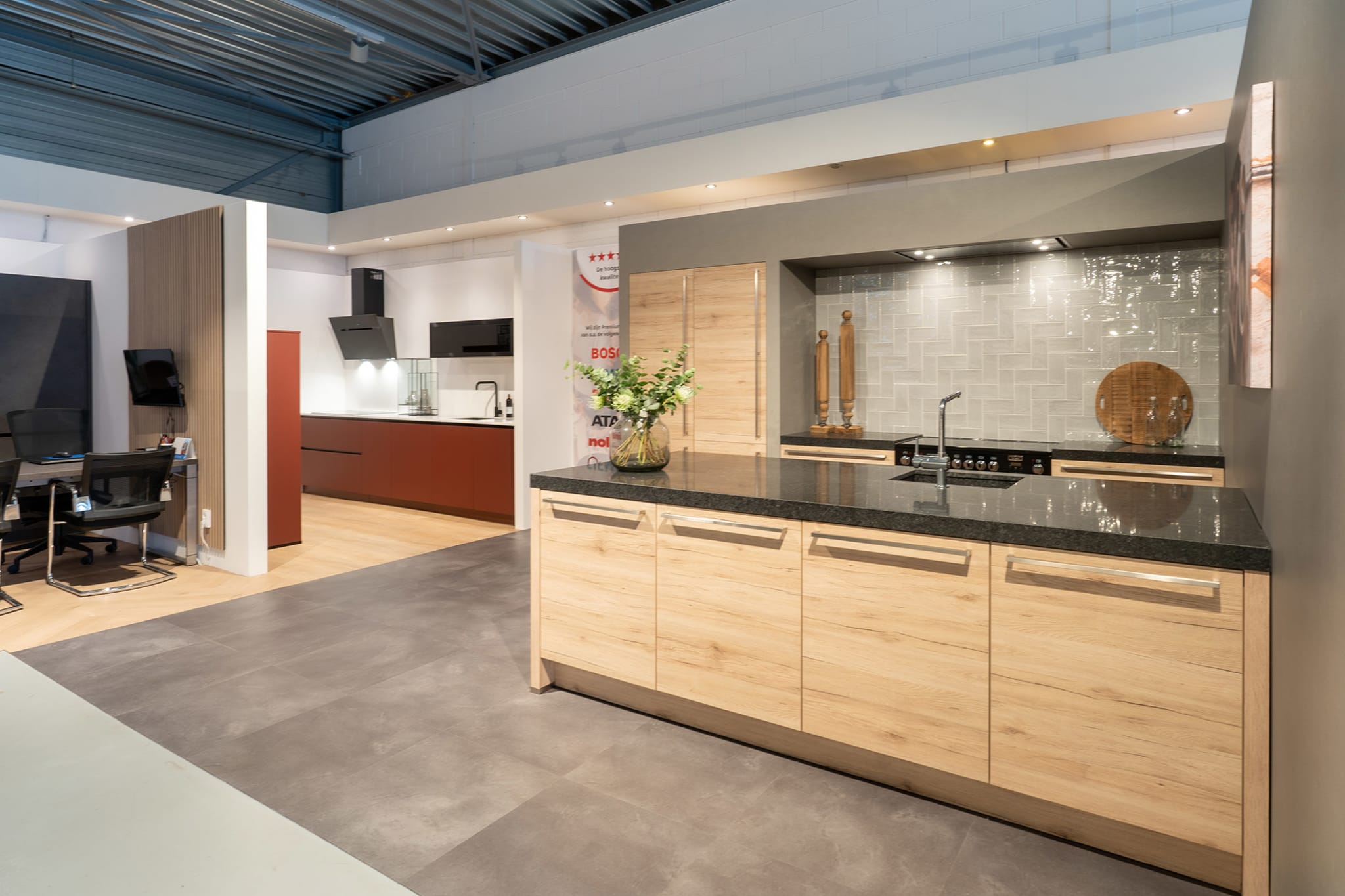 Eiken keuken met kookeiland en granieten werkblad in de Kitchen4All-winkel