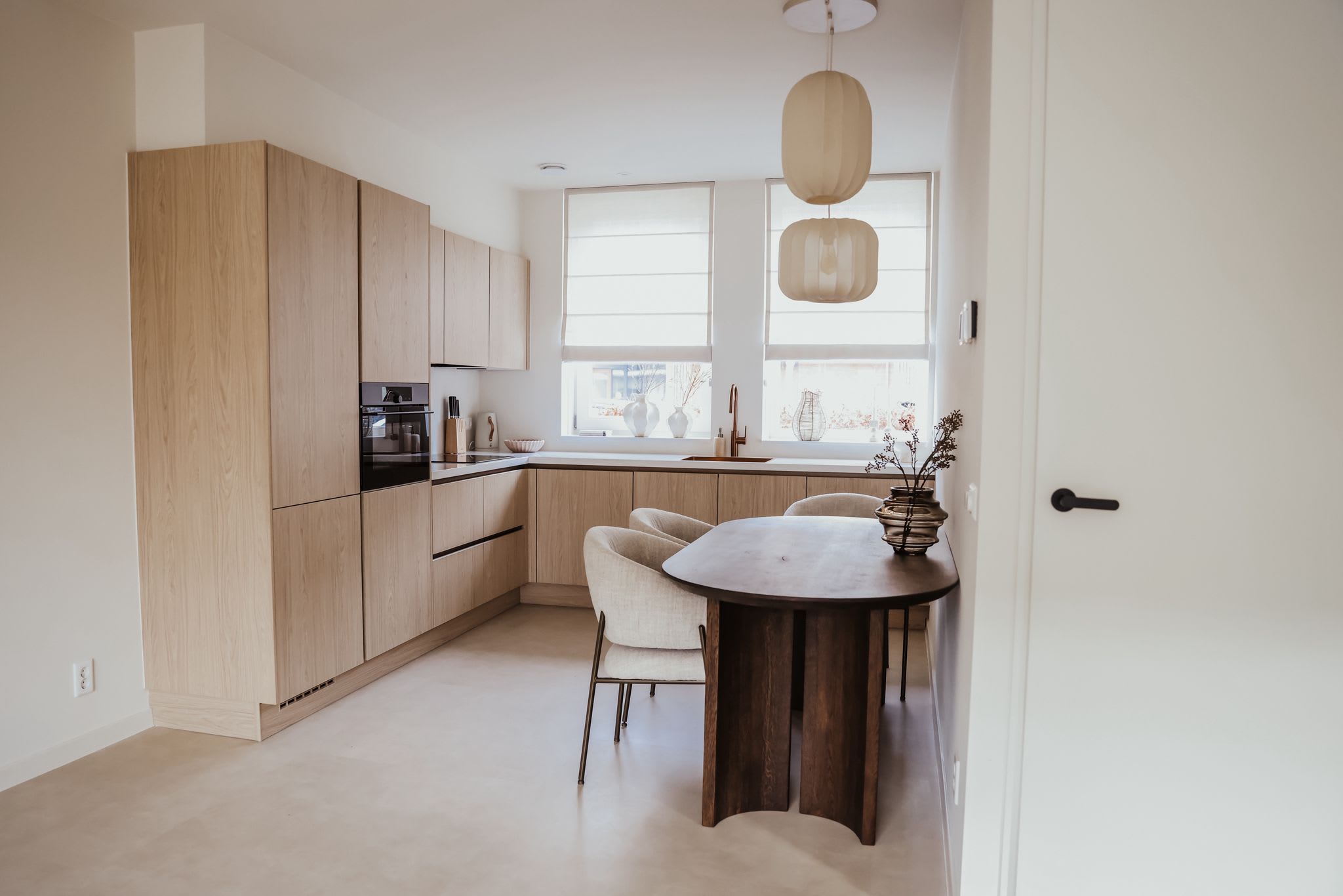 Scandinavische keuken met licht hout en matte fronten