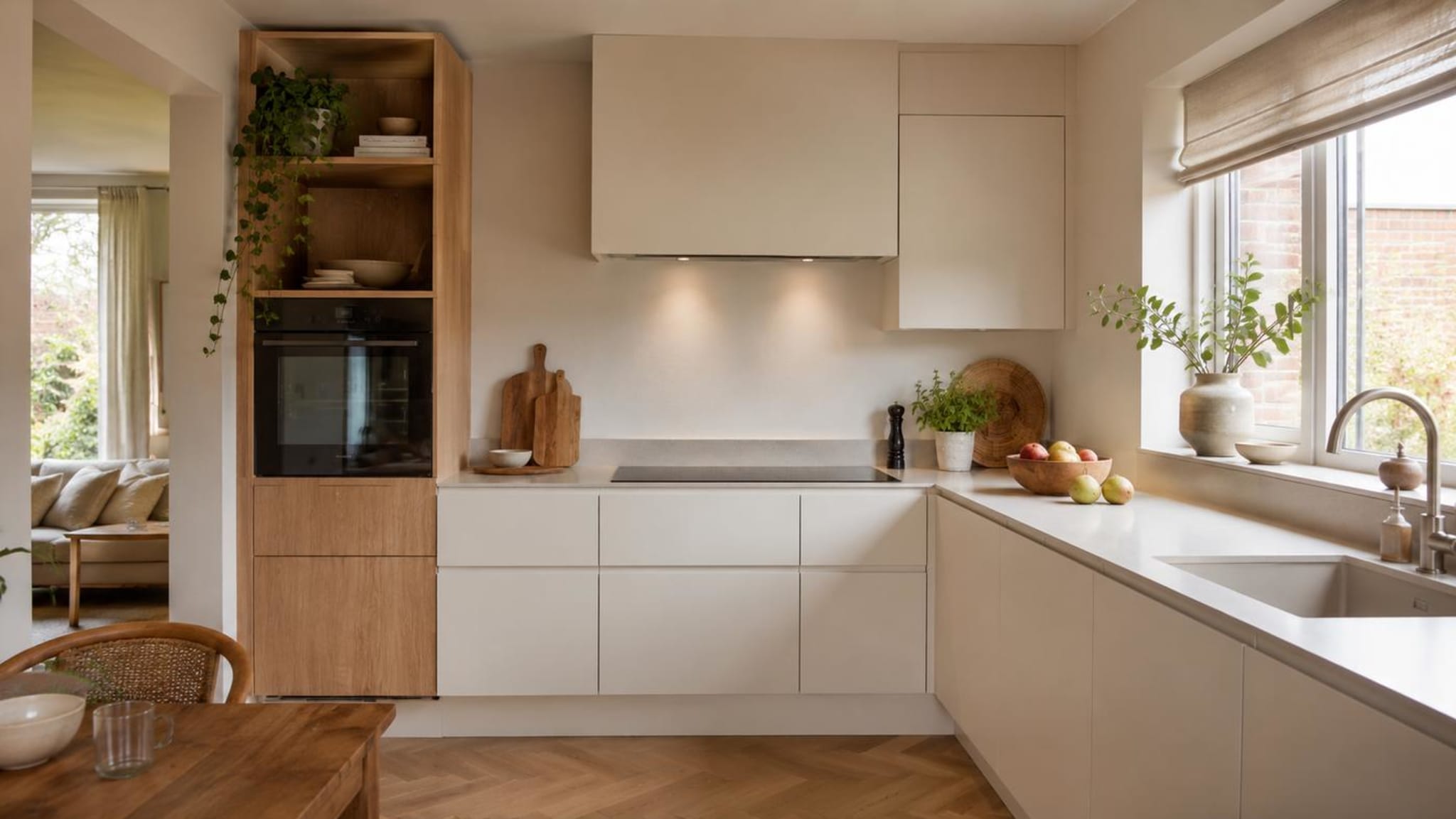 Magnolia keuken met houtaccenten en veel daglicht