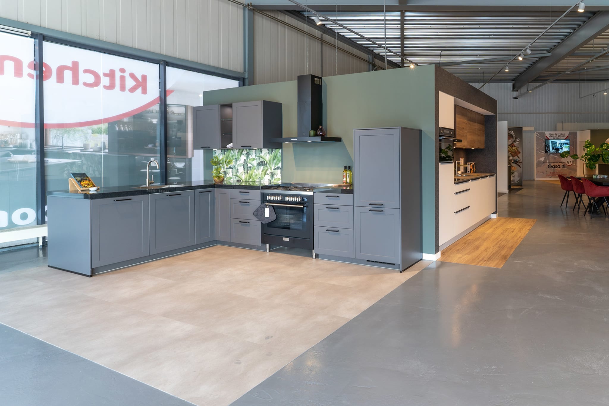 Strakke grijze keukenopstelling met fornuis in de Kitchen4All-winkel