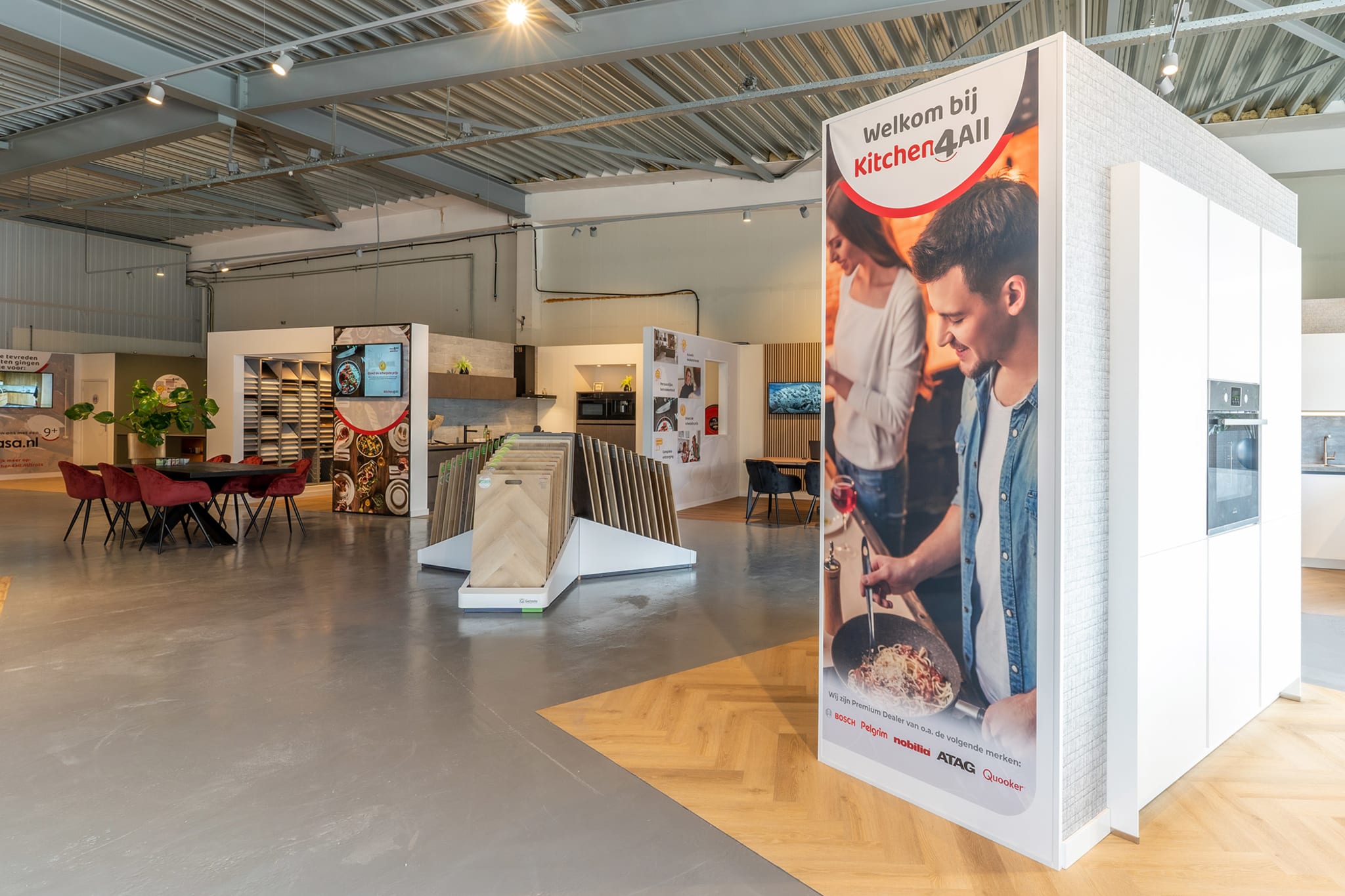Ontvangstruimte met materiaalstalen en een welkomstzuil in de winkel