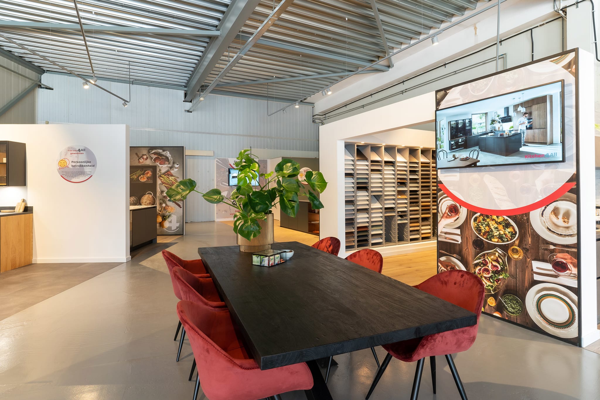 Adviestafel met front- en werkbladstalen in de Kitchen4All-winkel