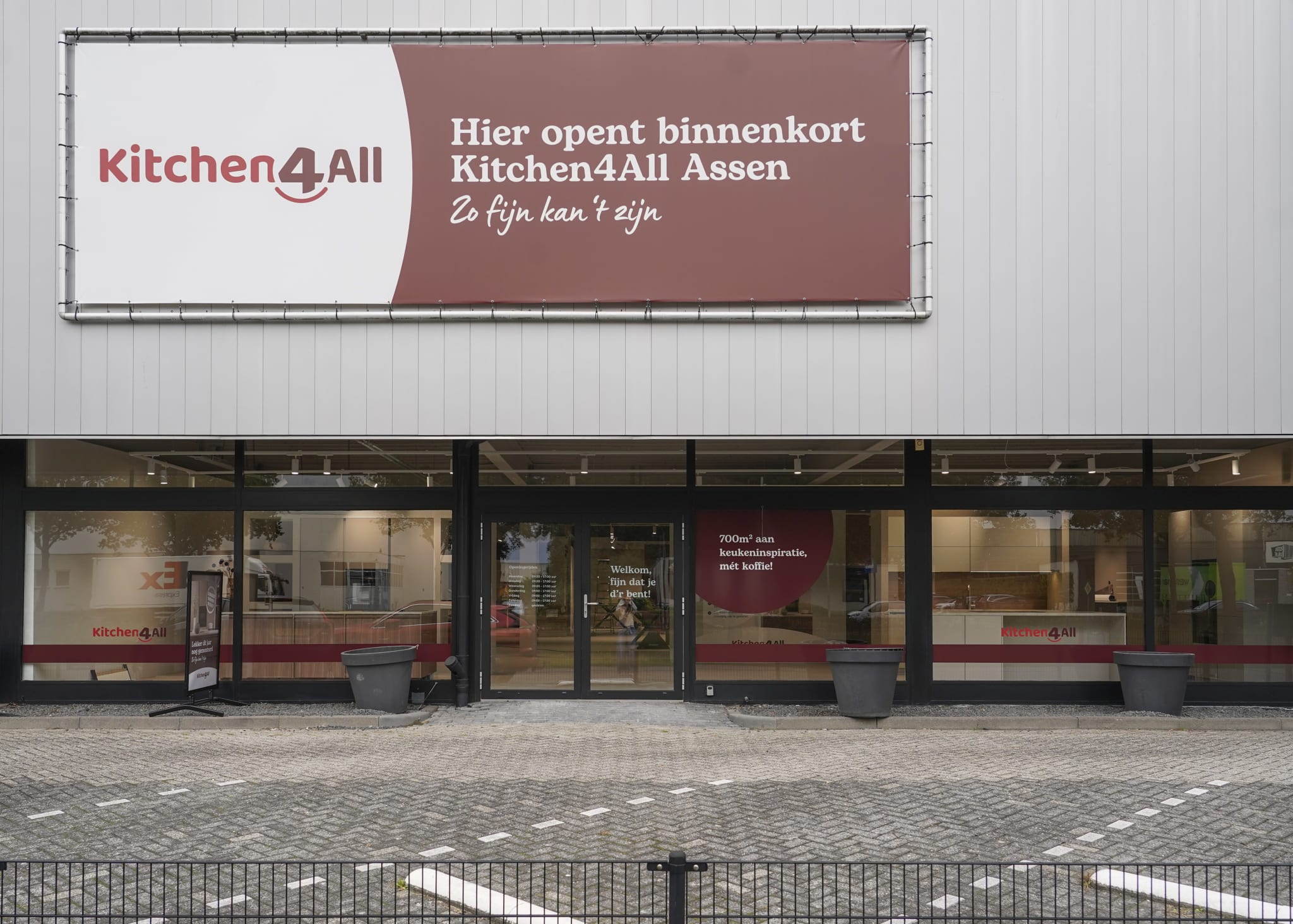 De winkel van Kitchen4All Assen aan de Zeilmakerstraat, met parkeerplaatsen voor de deur