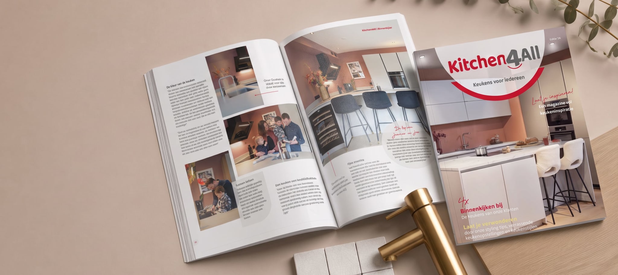 Het Kitchen4All-magazine ligt opengeslagen naast de cover, met een gouden kraan en tegelmonsters.