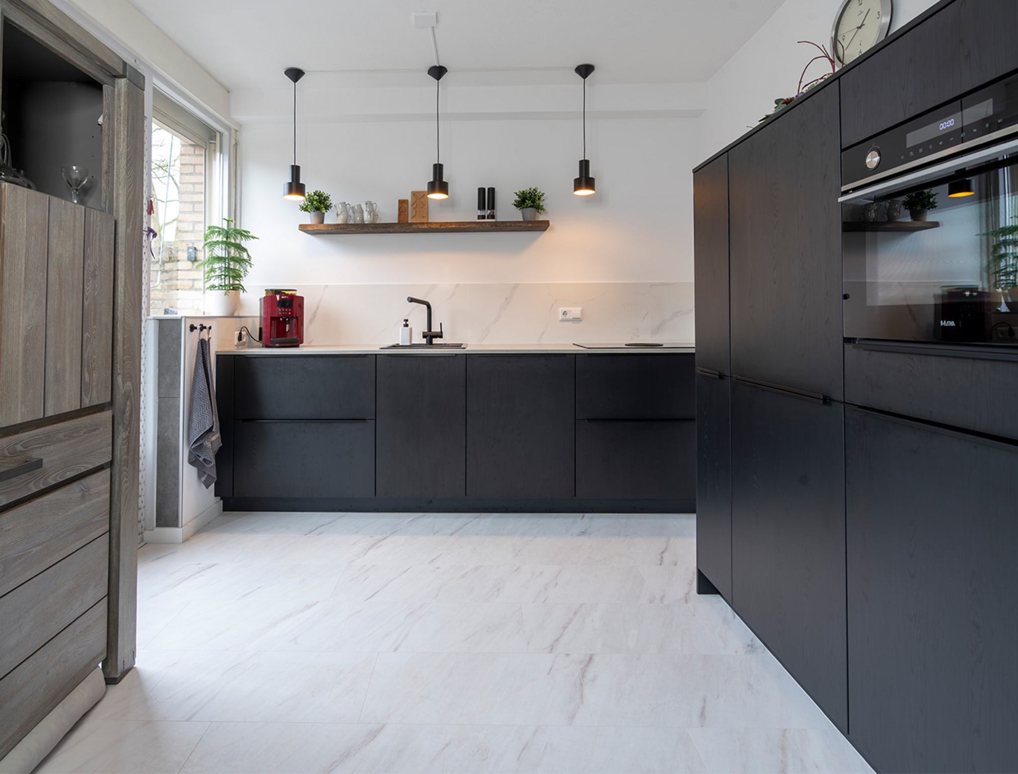 Zwarte moderne keuken met strakke greeploze lijnen