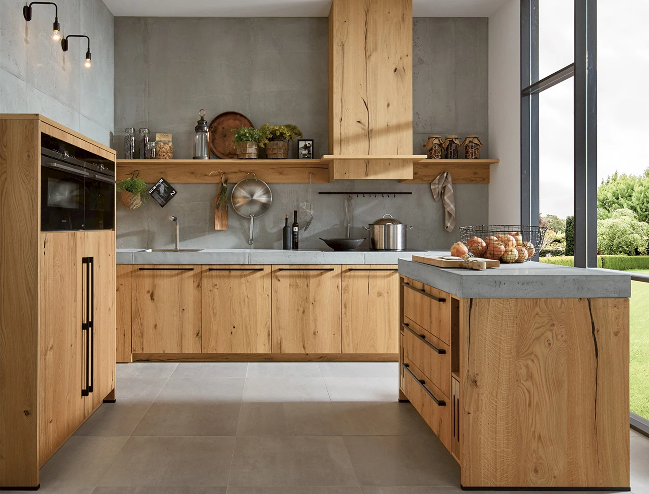 Landelijke industriële keuken met hout