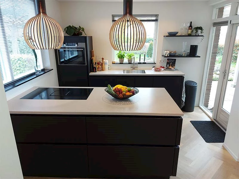 Moderne keuken met eiland zwart
