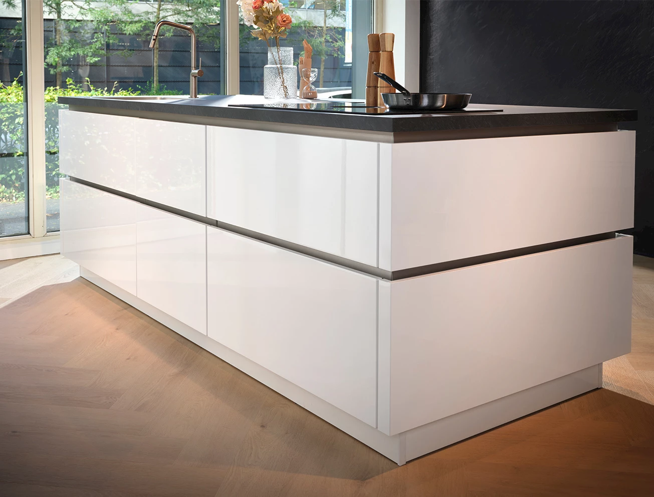 Witte keuken met kookeiland