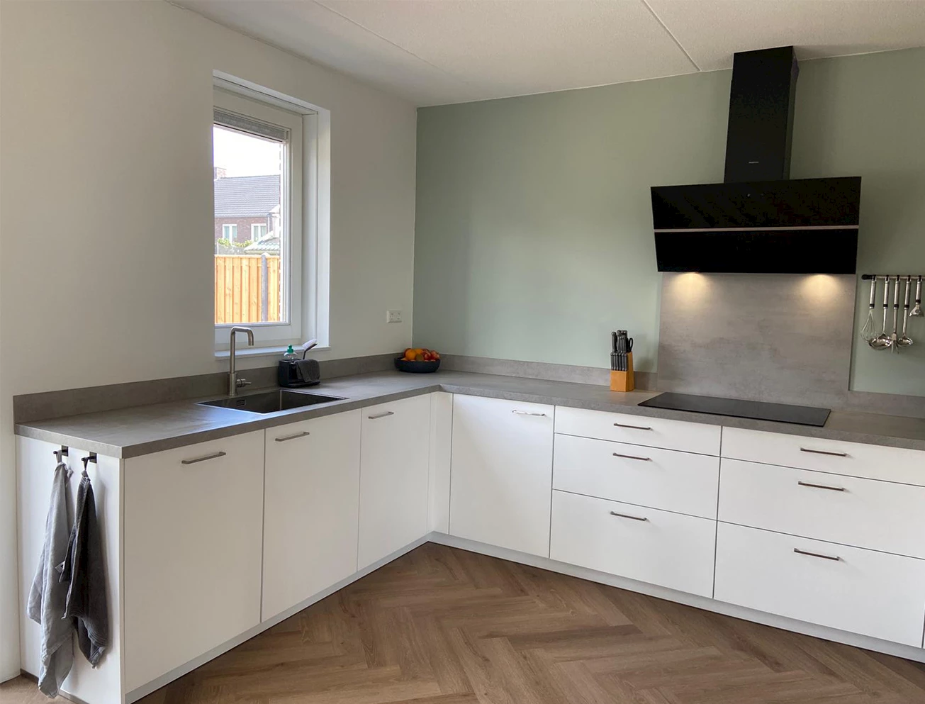 L-vorm keuken met raam
