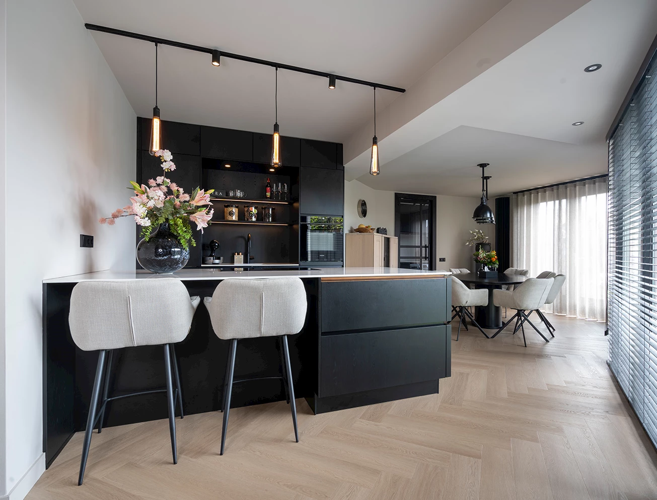 Zwarte keuken met eiland en bar