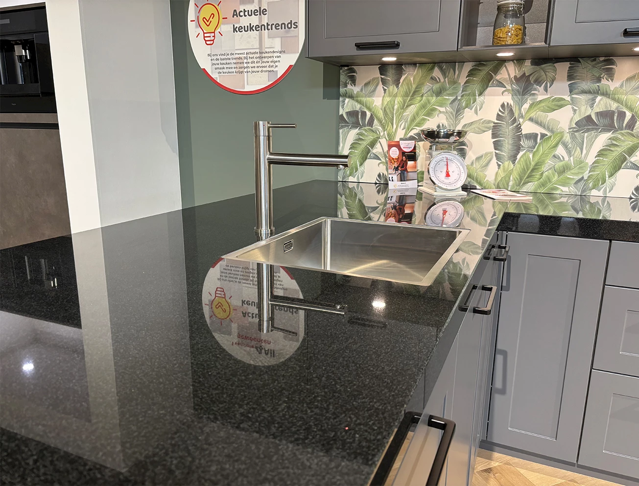 Showroomkeuken met grijs werkblad