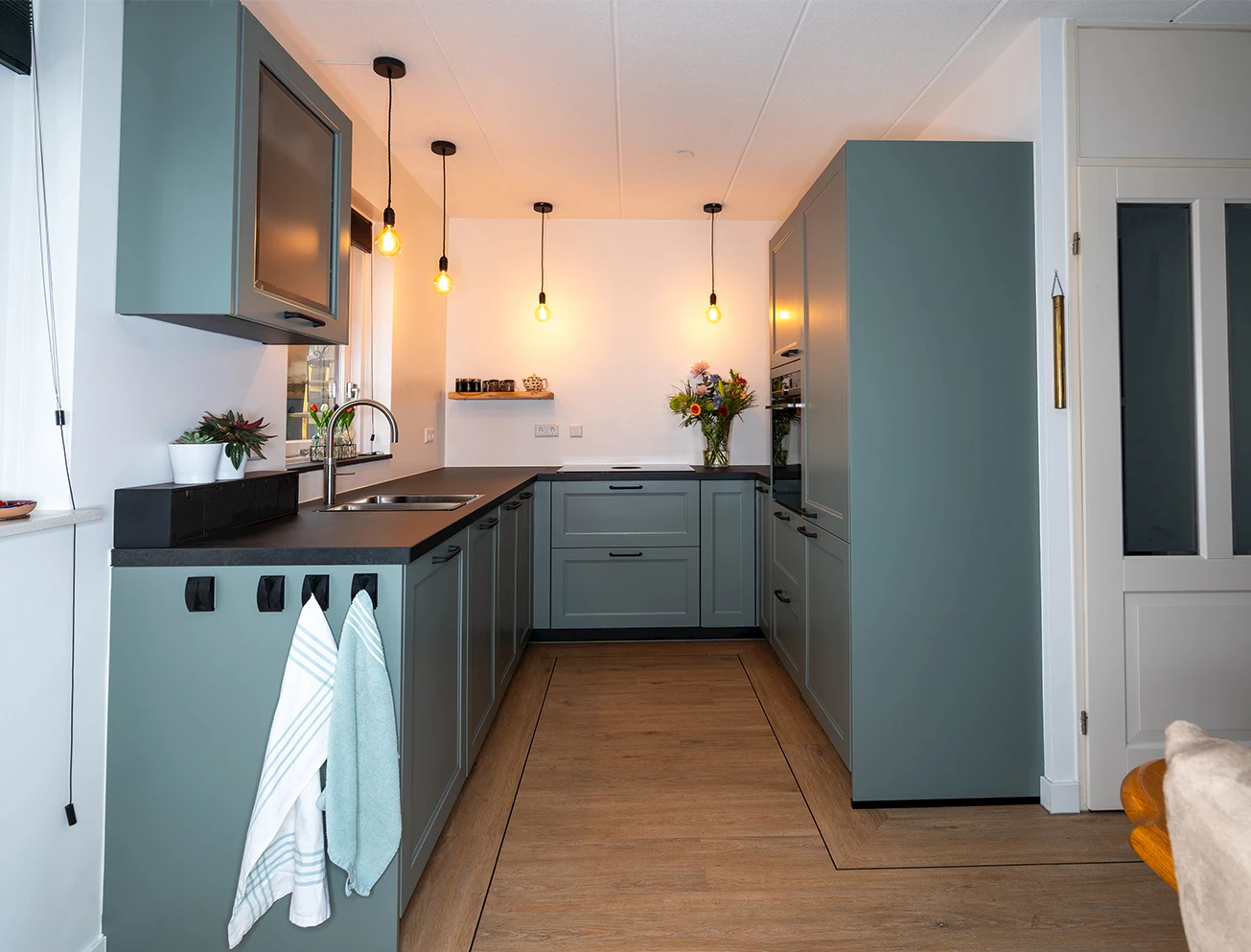 Smalle kleine U-keuken