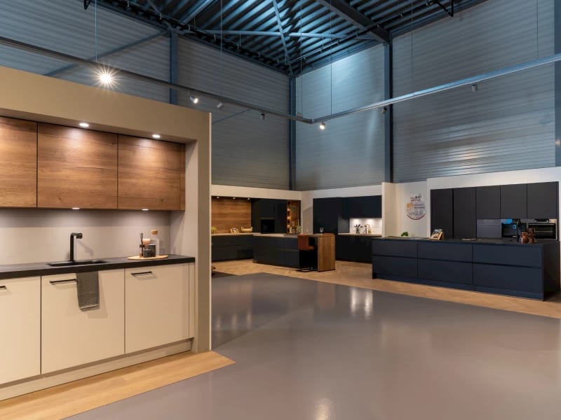 Kitchen4All winkel met grijze en houten keukens
