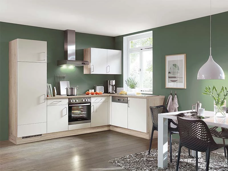 Witte keuken met houten accenten