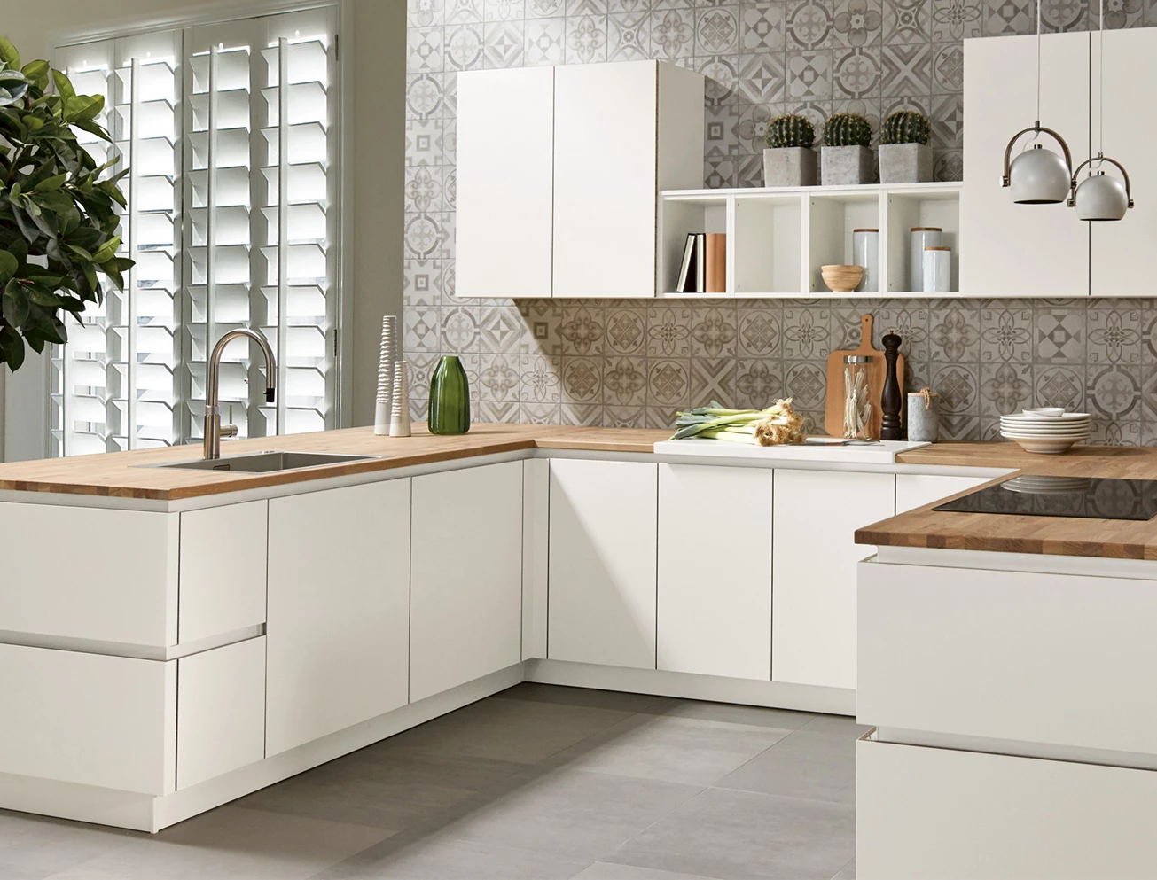 Scandinavische witte keuken met hout