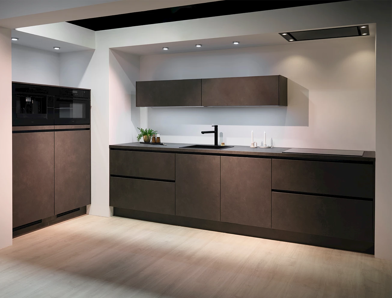 Donkerbruine houten keuken