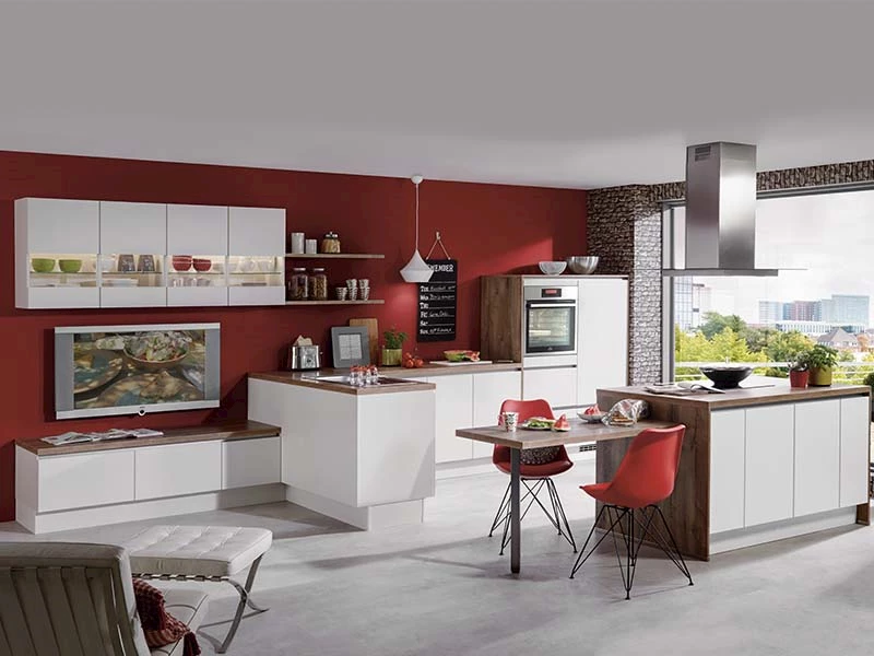 Witte keuken met hout