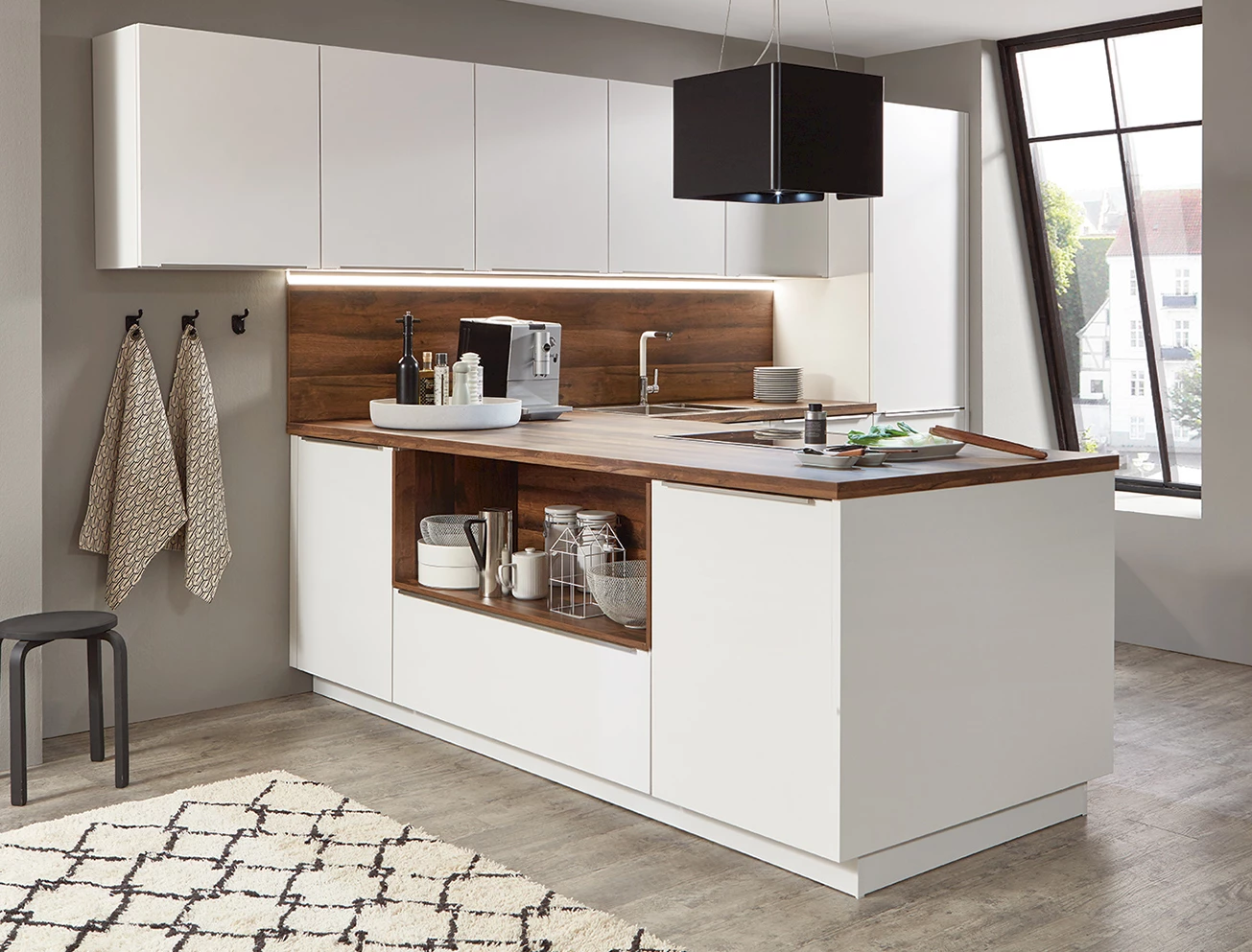 Landelijke witte keuken met hout