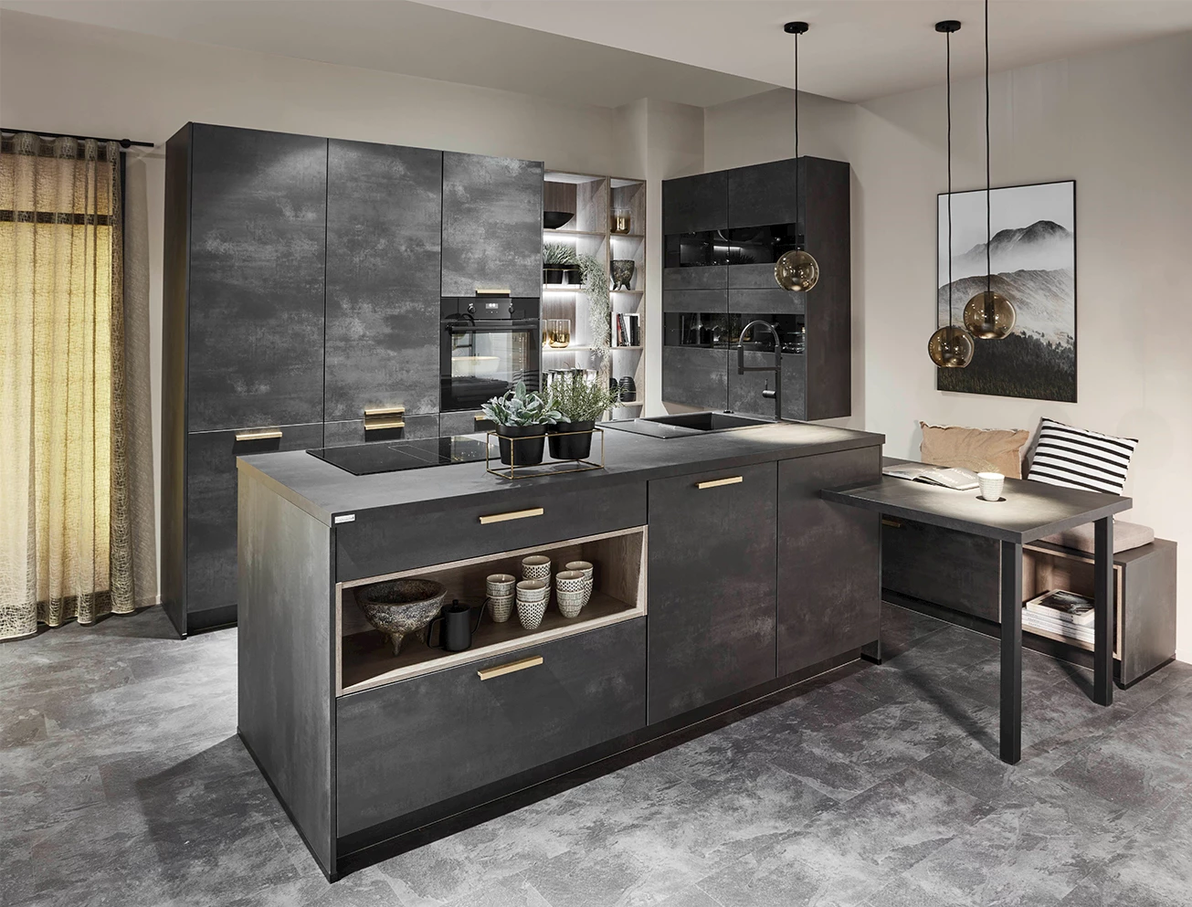 Gestylde matte zwarte keuken met accessoires en hanglampen