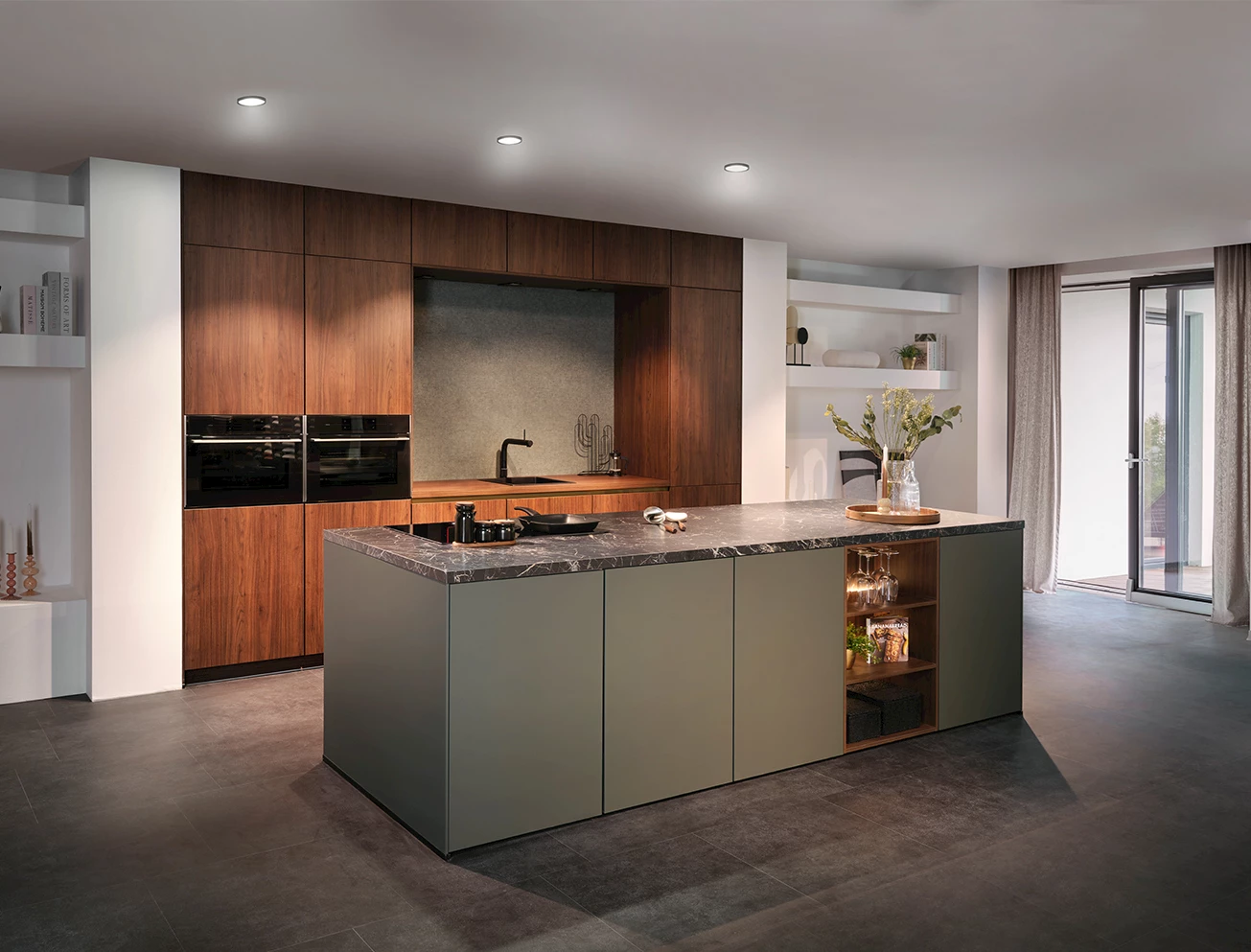 Groene keuken met marmer en hout