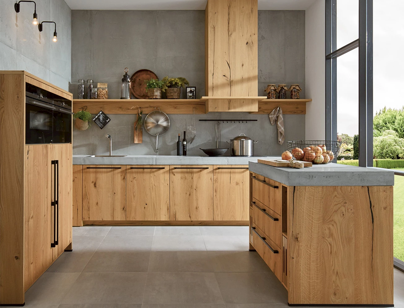 Grijze landelijke keuken met hout