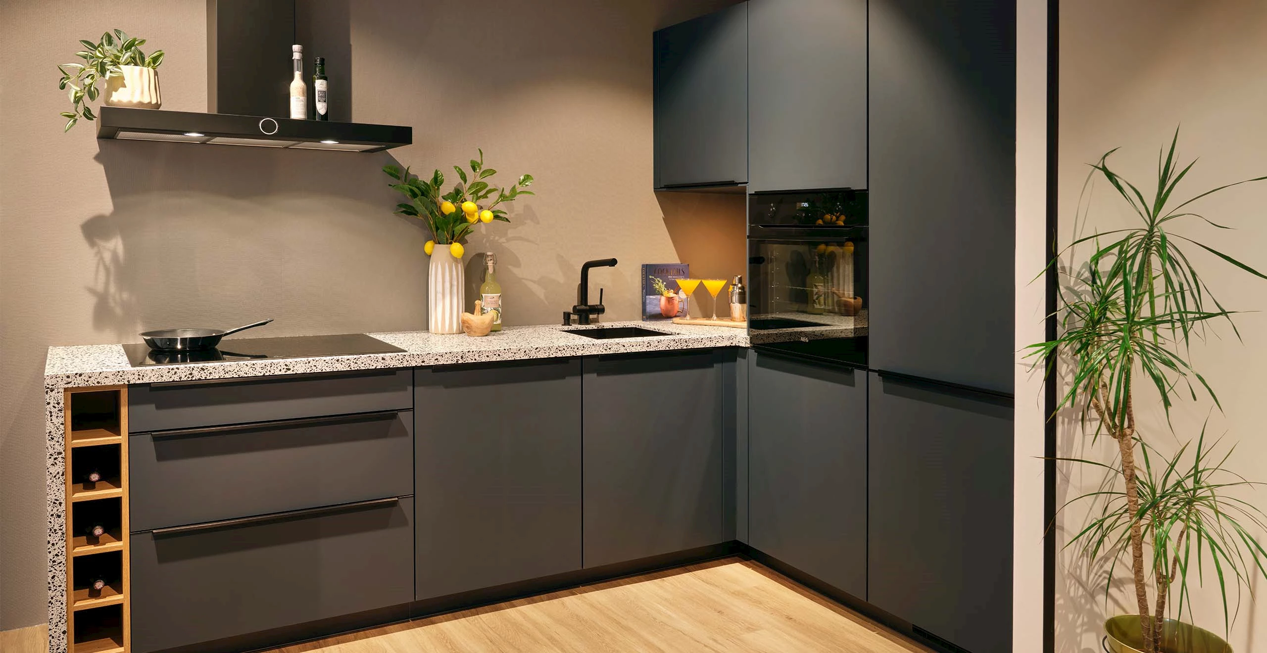 Hoekkeuken met hoge kasten