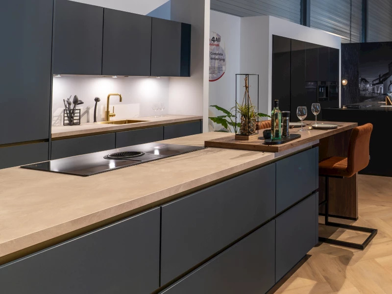Zwarte basis keuken