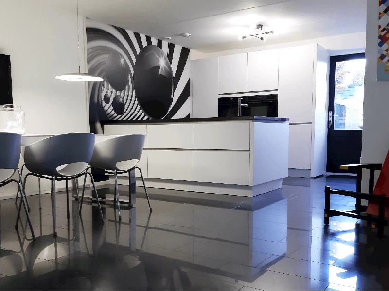 Opgeleverde design keuken bij Familie Bakker met kookeiland en strakke afwerking