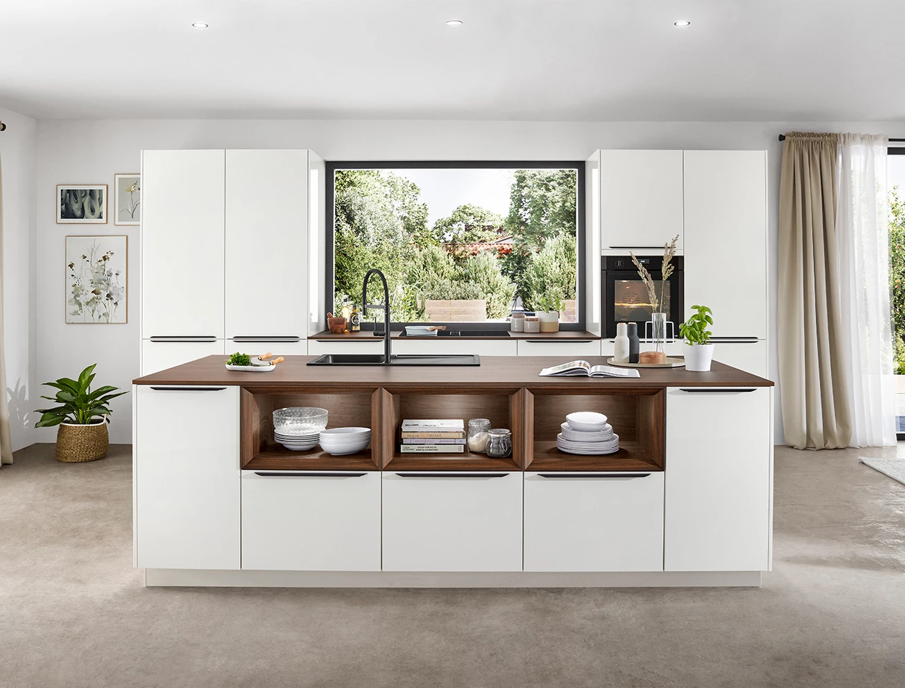 Ruime mat witte keuken