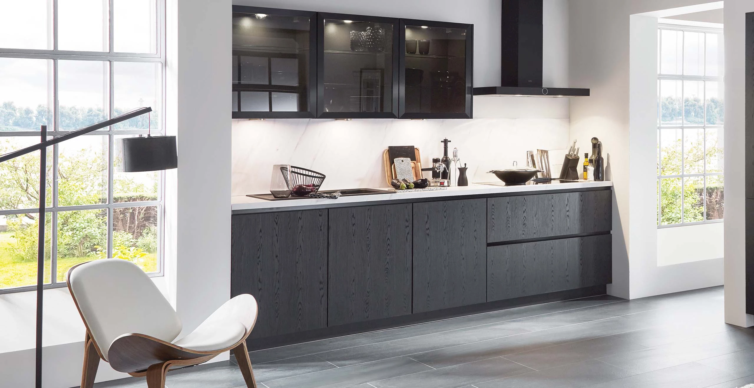 Houtlook rechte zwarte keuken