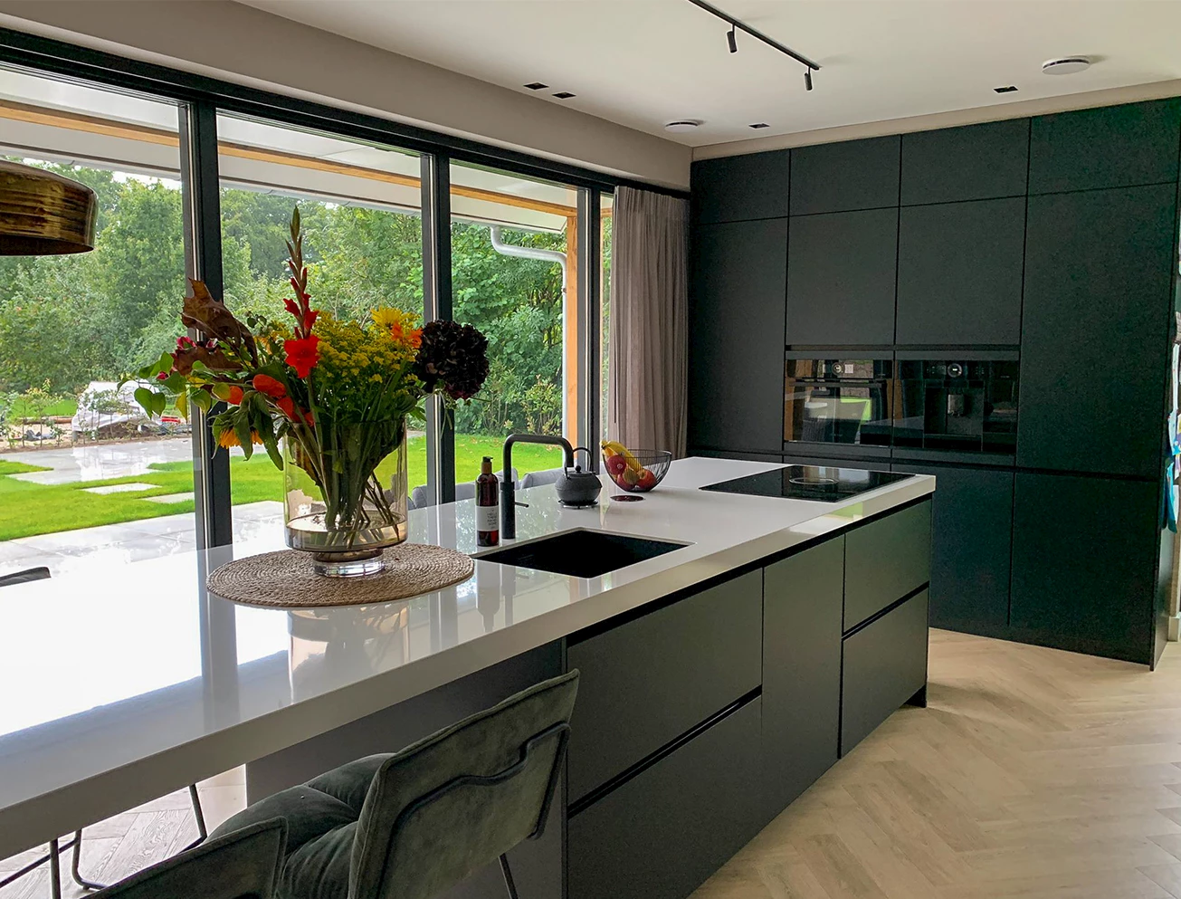 Ruime zwarte keuken met eiland