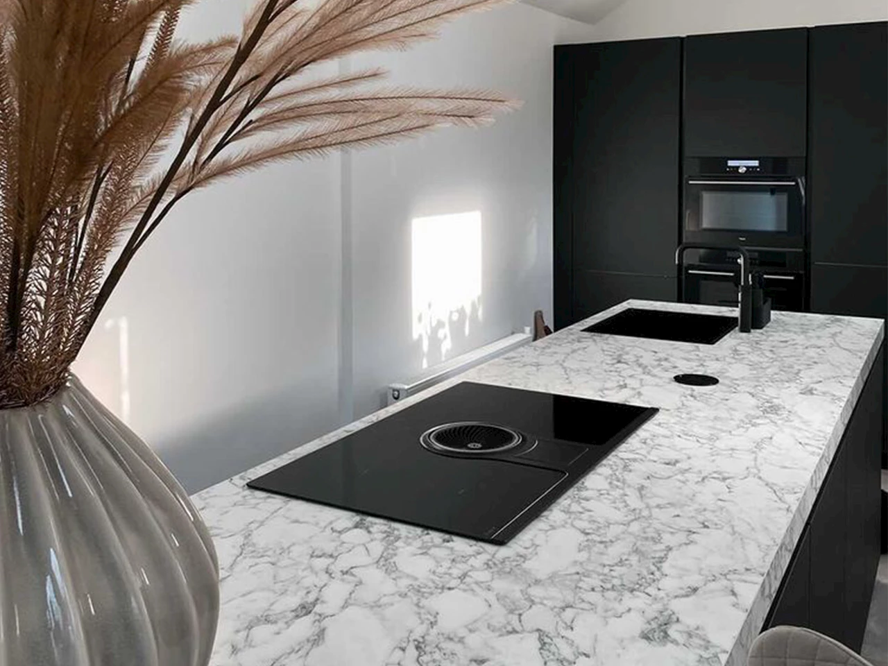 Zwarte keuken wit marmerlook