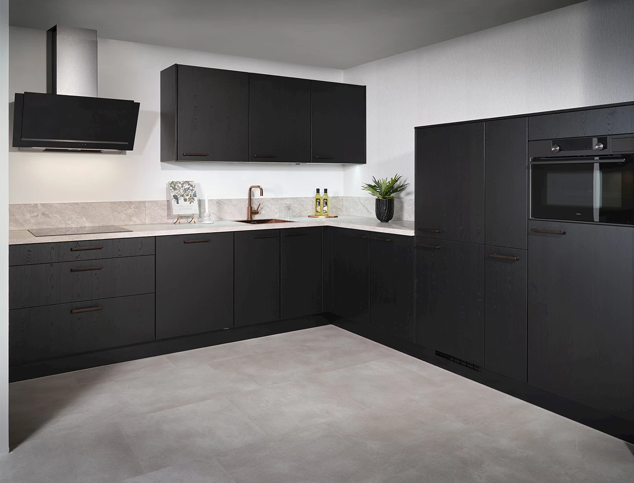 Matte zwarte keuken met houtnerf-fronten en lichte achterwand