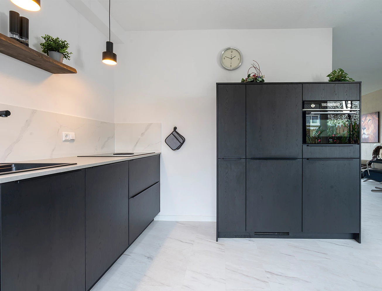 Houtlook zwarte keuken met wit marmerlook blad