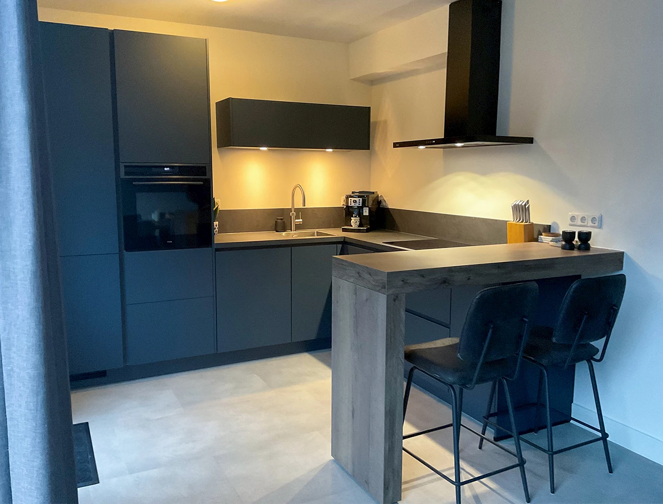 Kleine u-keuken met bar