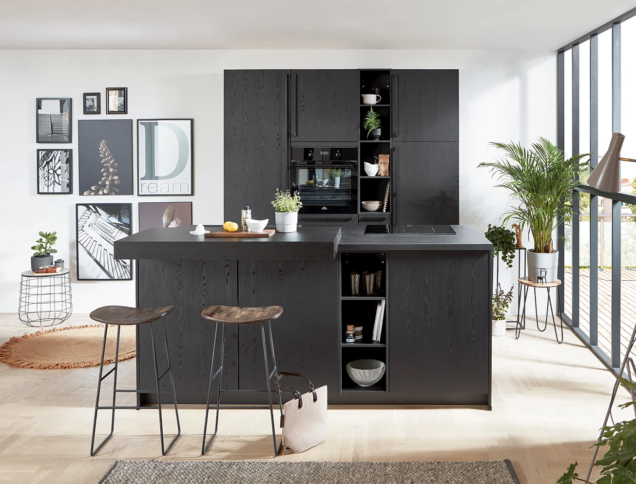 Zwarte keuken met eiland