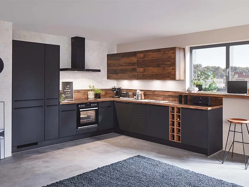 Moderne matte zwarte keuken met houten bovenkasten en werkblad