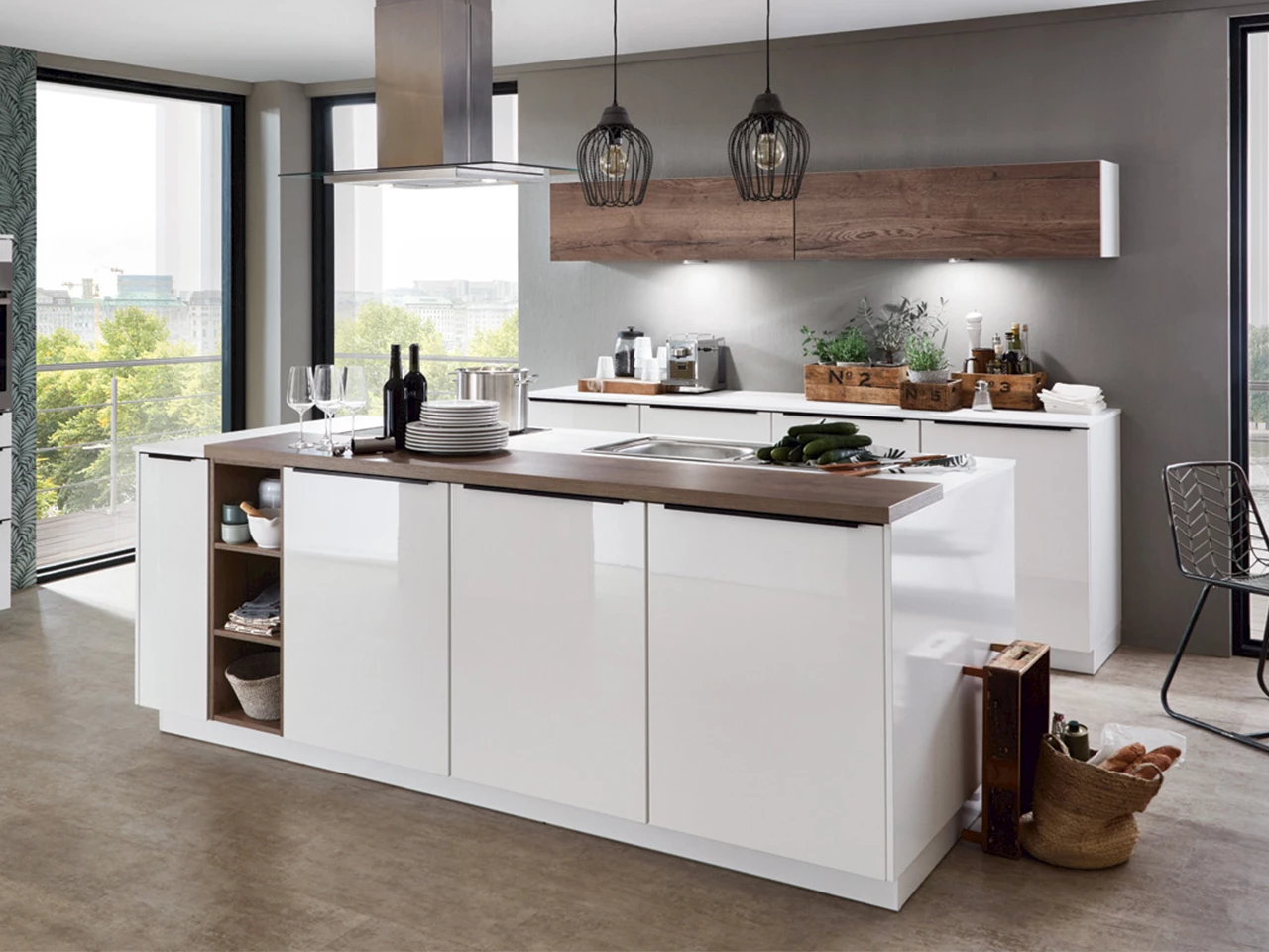 Landelijke witte keuken met houtlook
