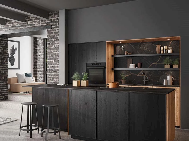 Zwarte houtnerf-keuken met houten open plank en marmeren achterwand